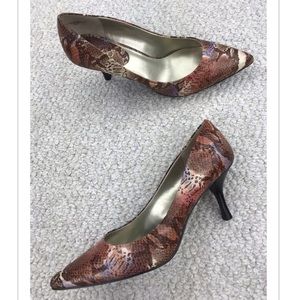 NINE & CO Snakeskin Mid-Heel Pointed Toe Pumps 8.5